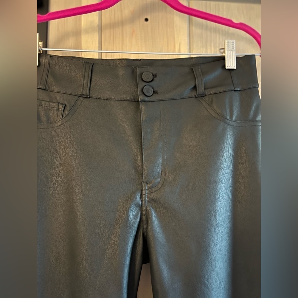 NWOT KanCan Faux Leather Cropped Straight Leg - Picture 4 of 6